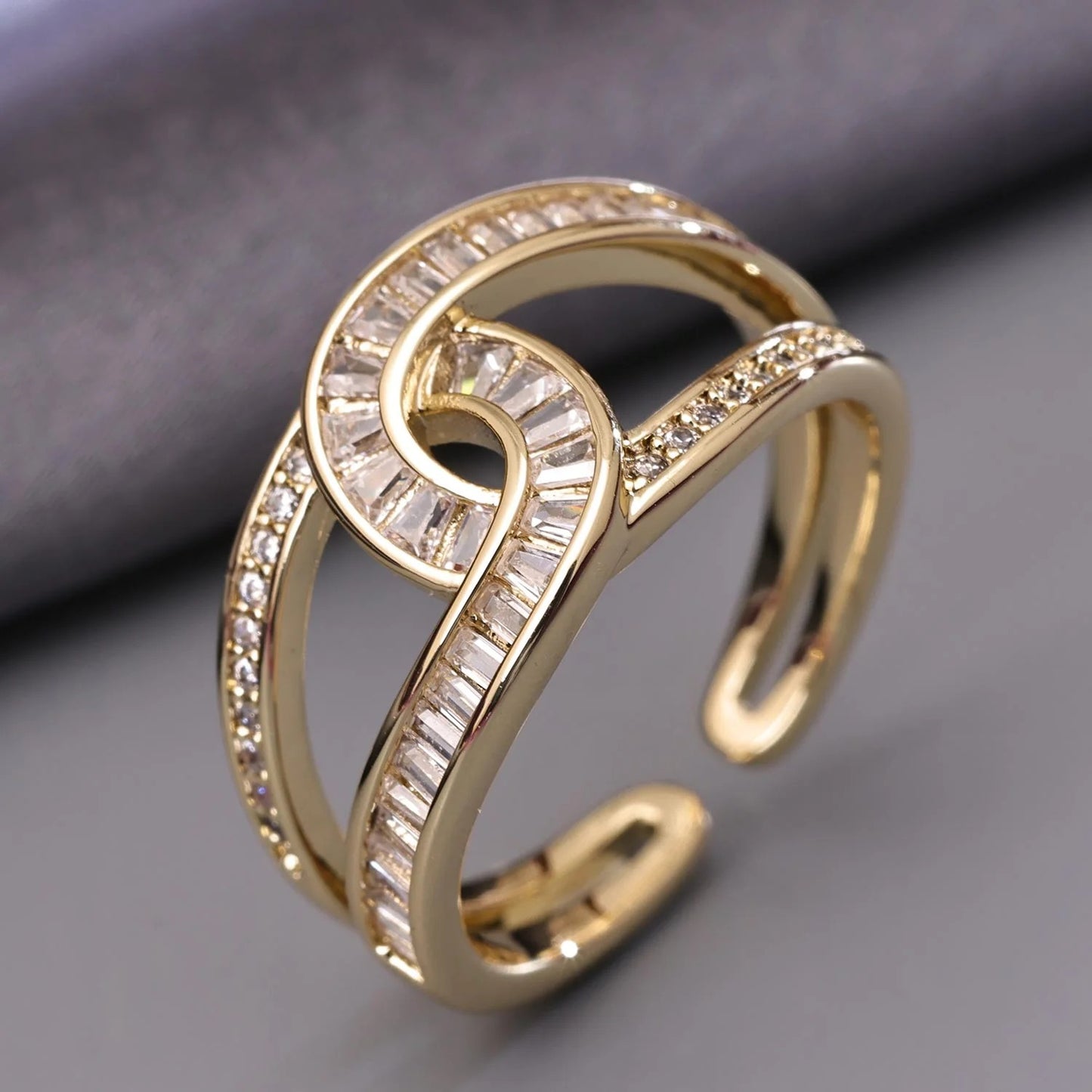 Noa – Bague Élégante au Nœud Doré
