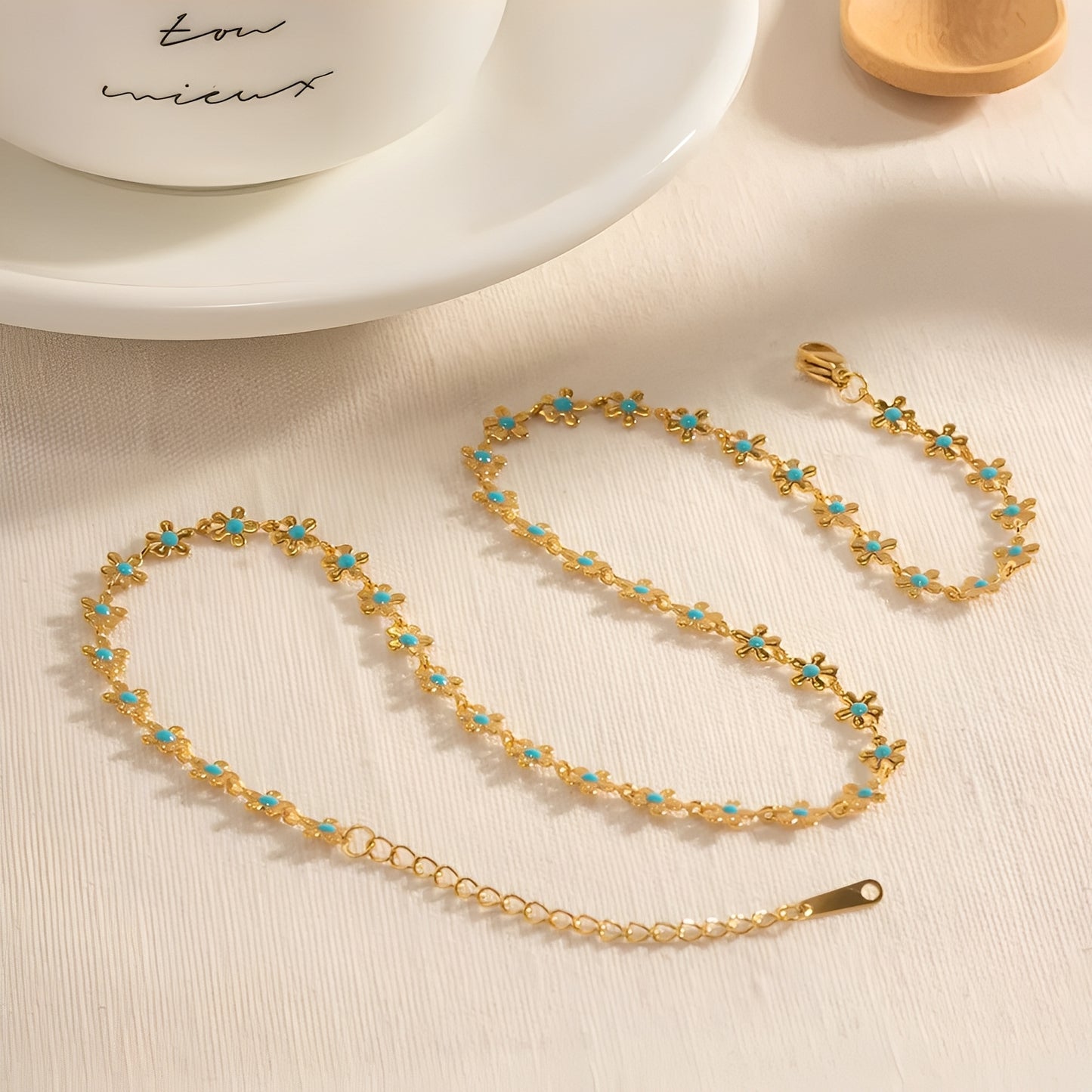 Daphne – Collier Doré Marguerite Vintage