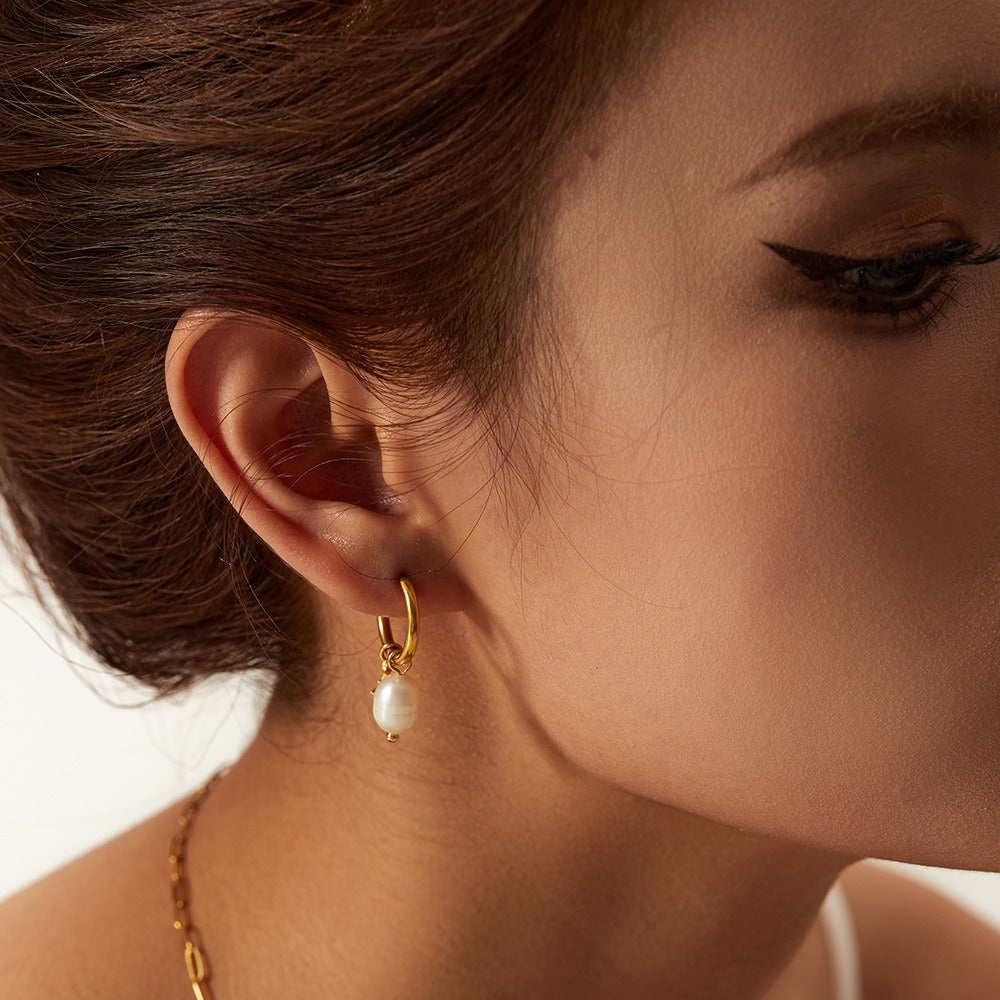 Silke – Boucles d’Oreilles Étoile et Perle d’Eau Douce Dorées