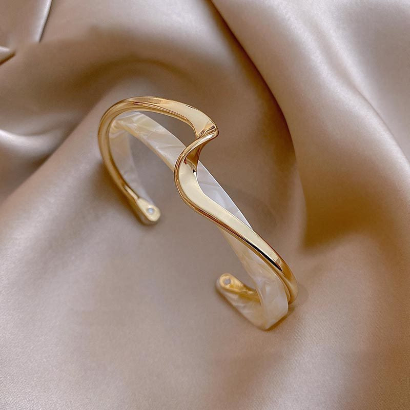 Ophelia – Bracelet Doré Élégant avec Opale Blanc