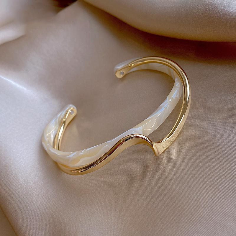 Ophelia – Bracelet Doré Élégant avec Opale Blanc