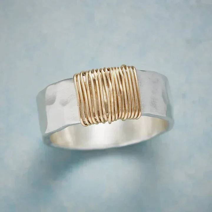 Anika – Bague Argentée au Fil Doré