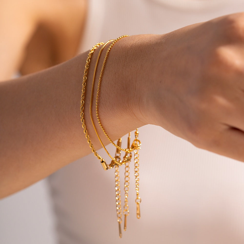 Bailey – Trio de Bracelets Fins Dorés Empilables pour Femme