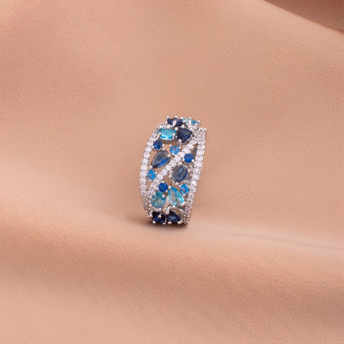 Julie – Bague Vintage avec Zircon Bleu et Détail Doré