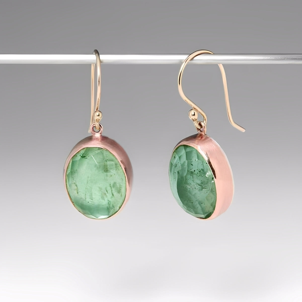 Verona – Boucles Dorées Cristaux Verts Éclatants