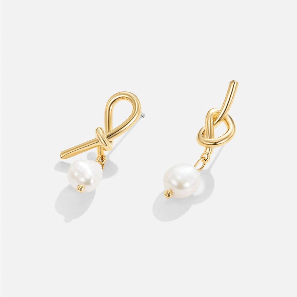 Evelina – Boucles d’Oreilles Nœud Doré et Perles d’Eau Douce