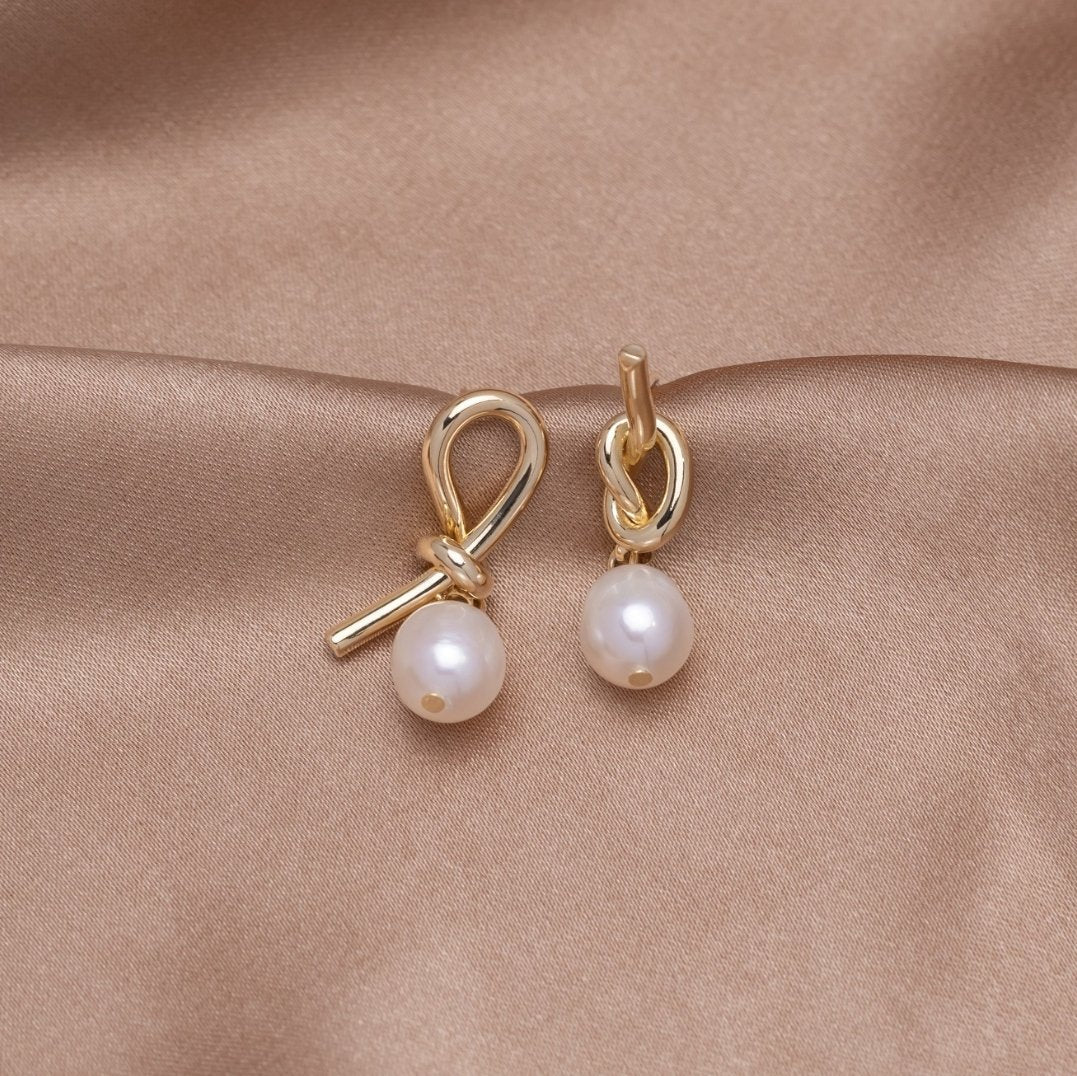 Evelina – Boucles d’Oreilles Nœud Doré et Perles d’Eau Douce