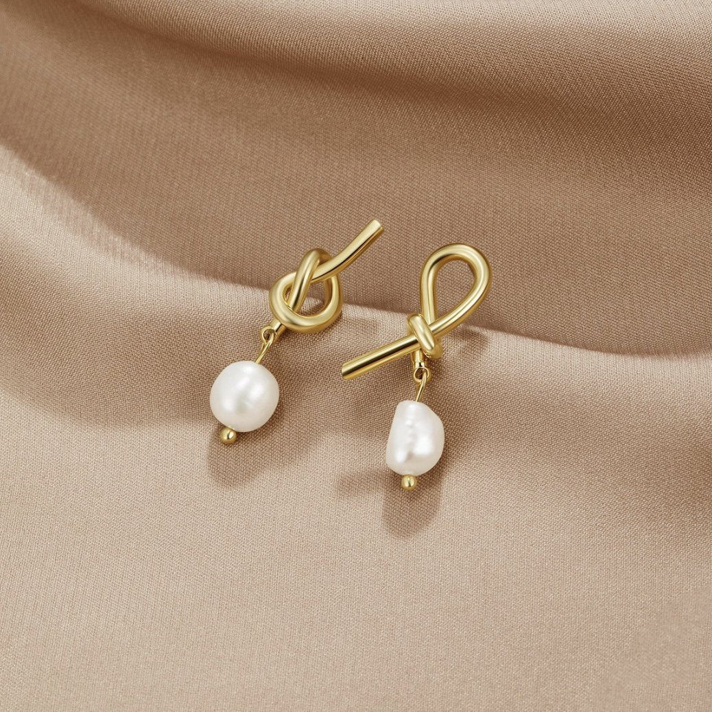 Evelina – Boucles d’Oreilles Nœud Doré et Perles d’Eau Douce