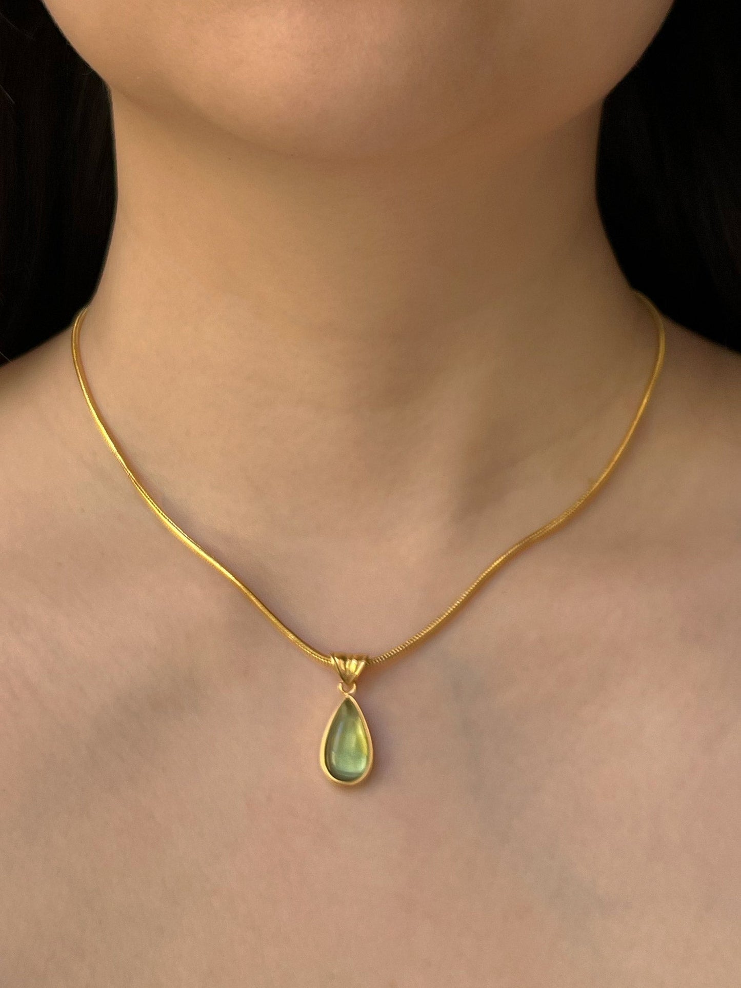 Collier en or avec pendentif goutte vert sirène