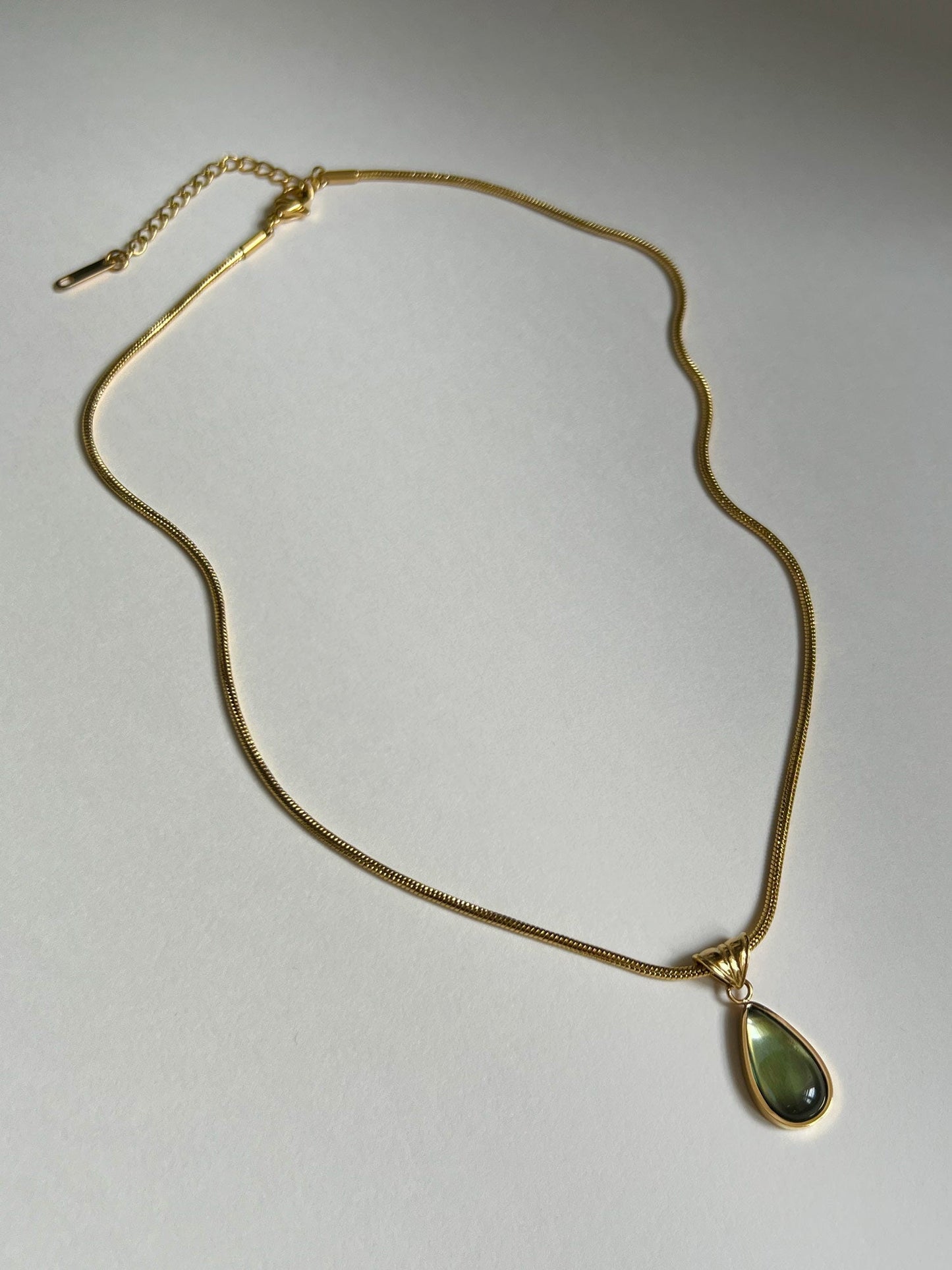 Collier en or avec pendentif goutte vert sirène