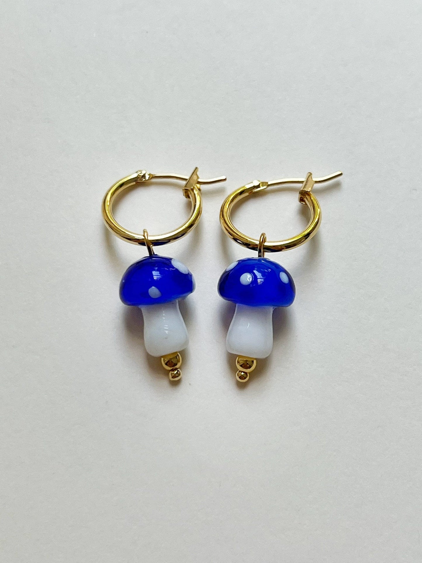 Kira - Boucles d'oreilles créoles champignon bleu