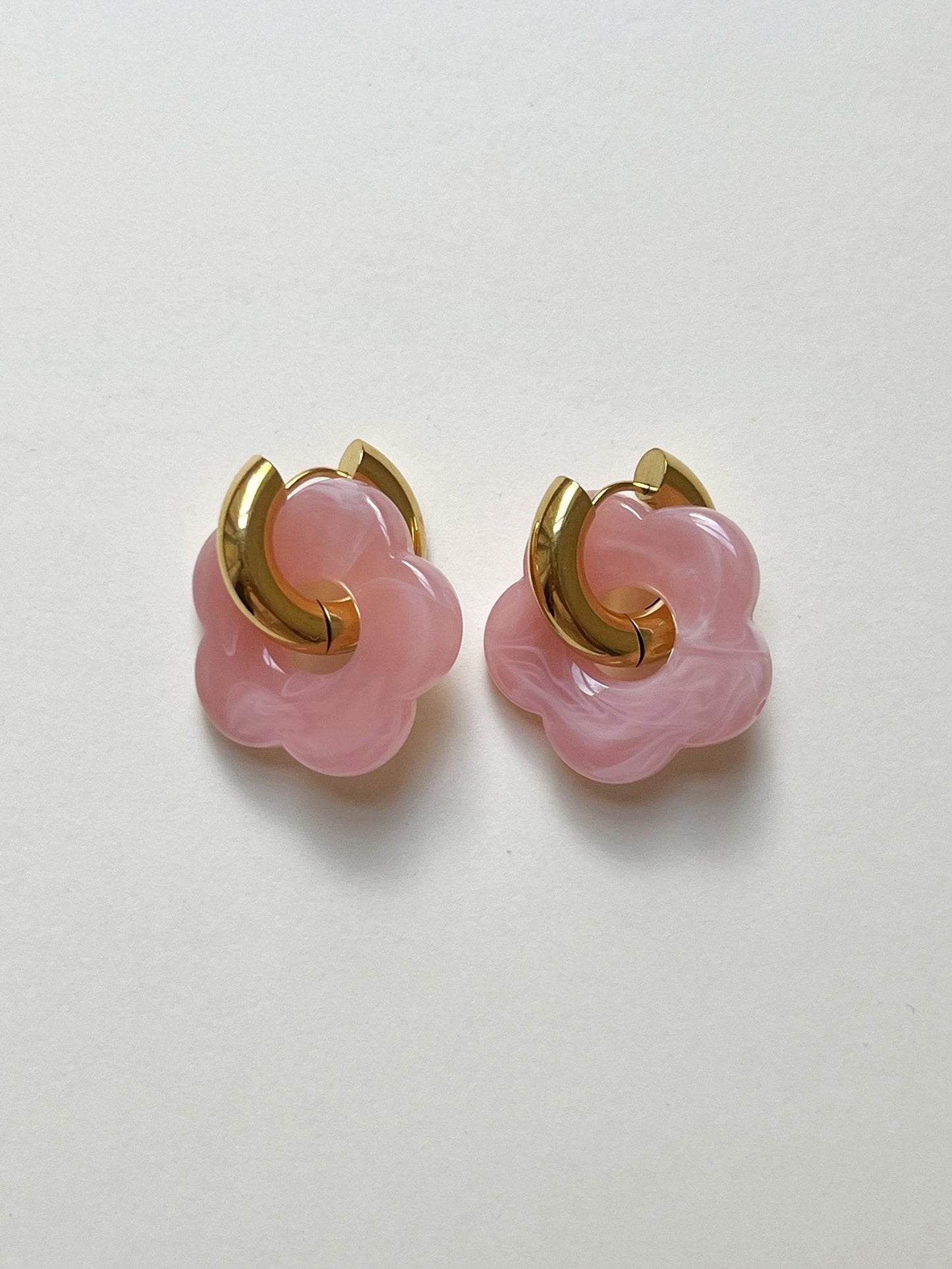 Créoles donut rose avec charme fleur