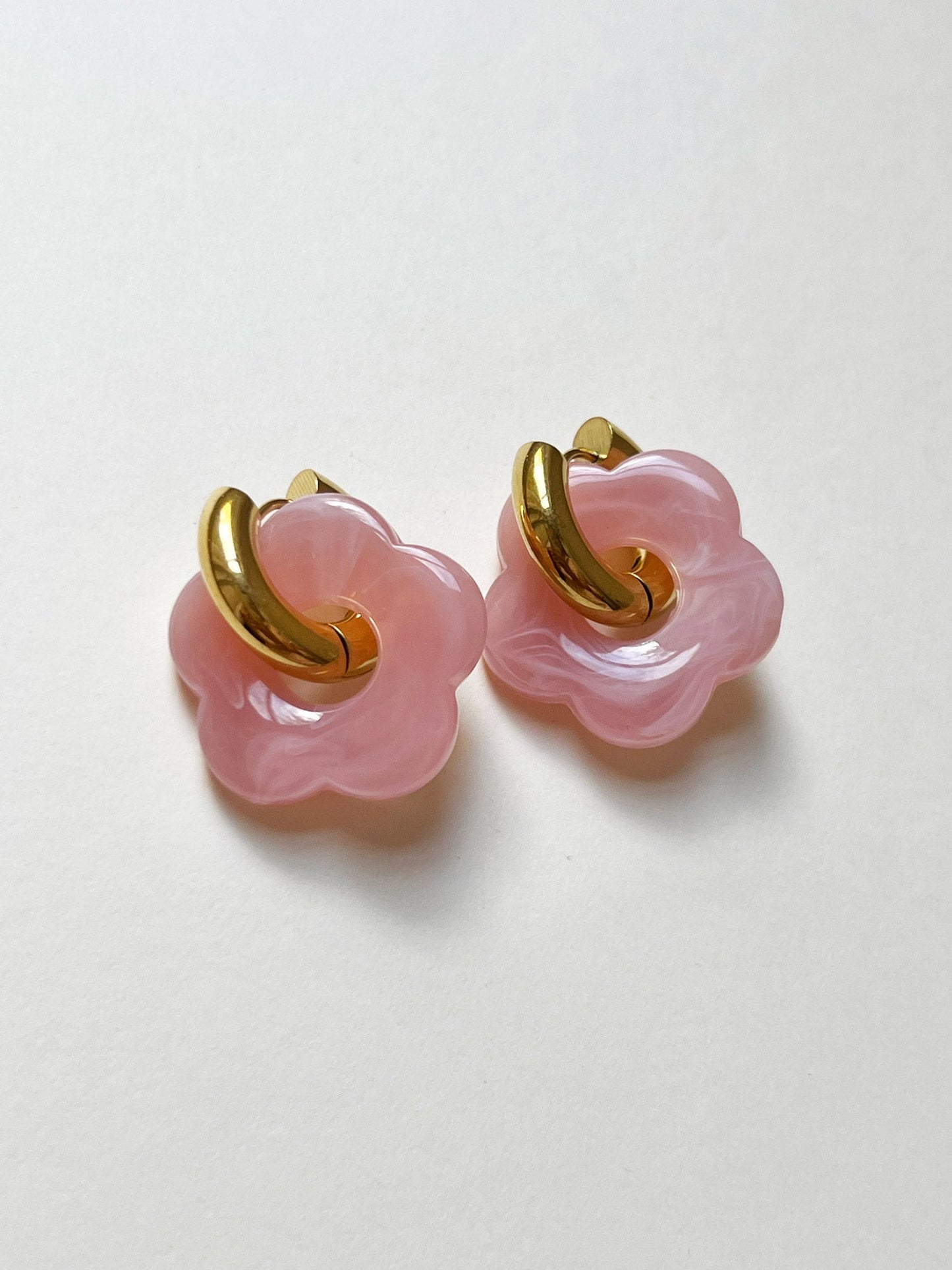 Créoles donut rose avec charme fleur