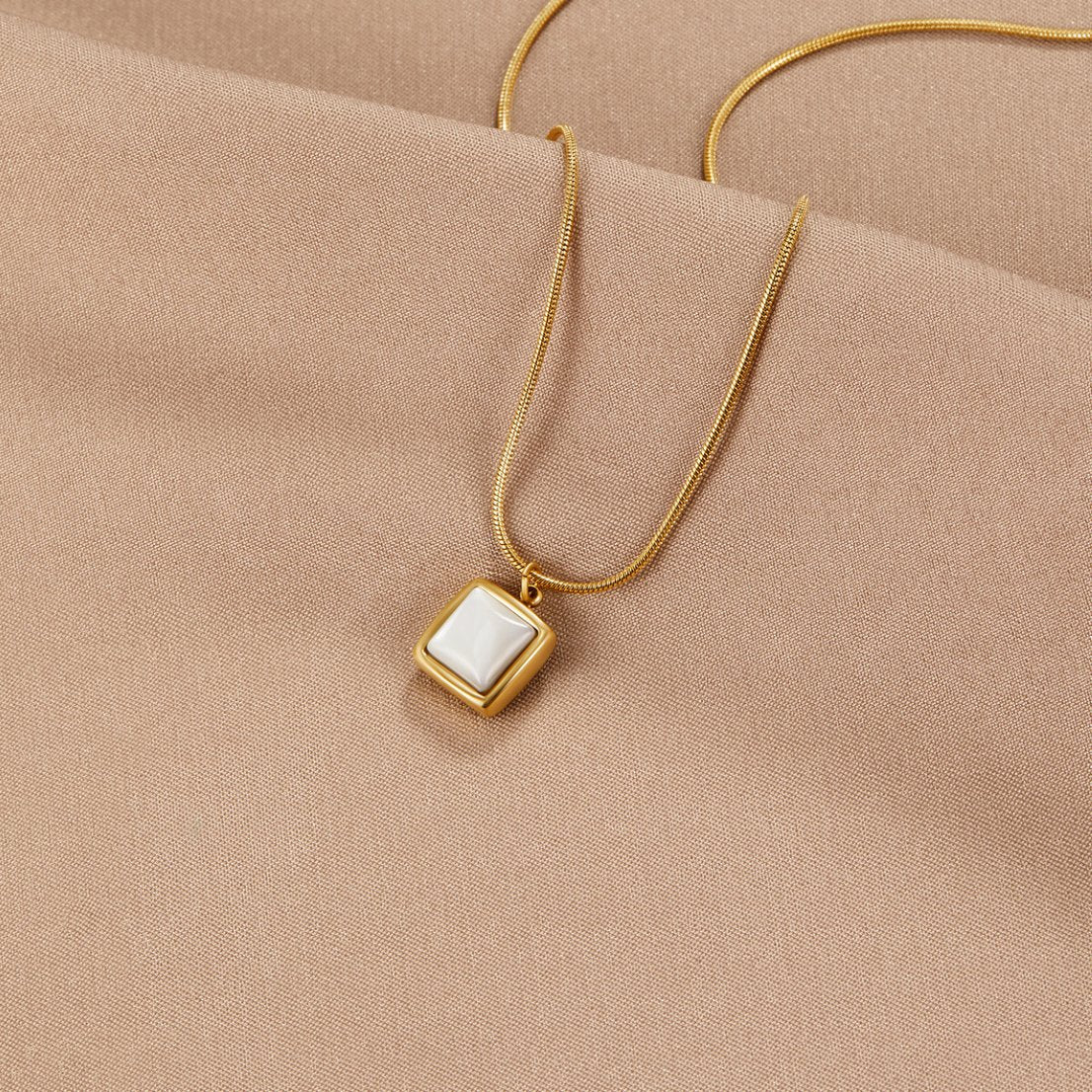 Riva – Collier Pendentif en Pierre de Lune Irisée