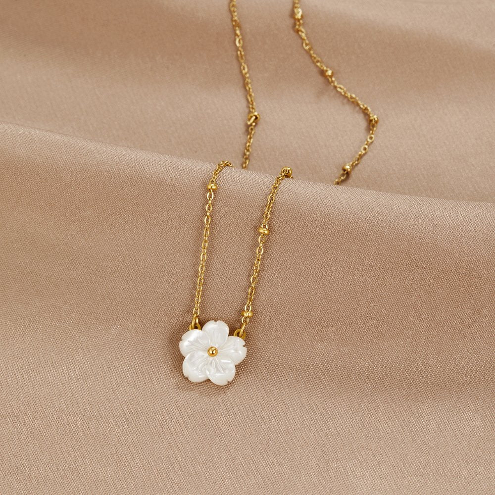 Jennie – Collier Fleur Blanche