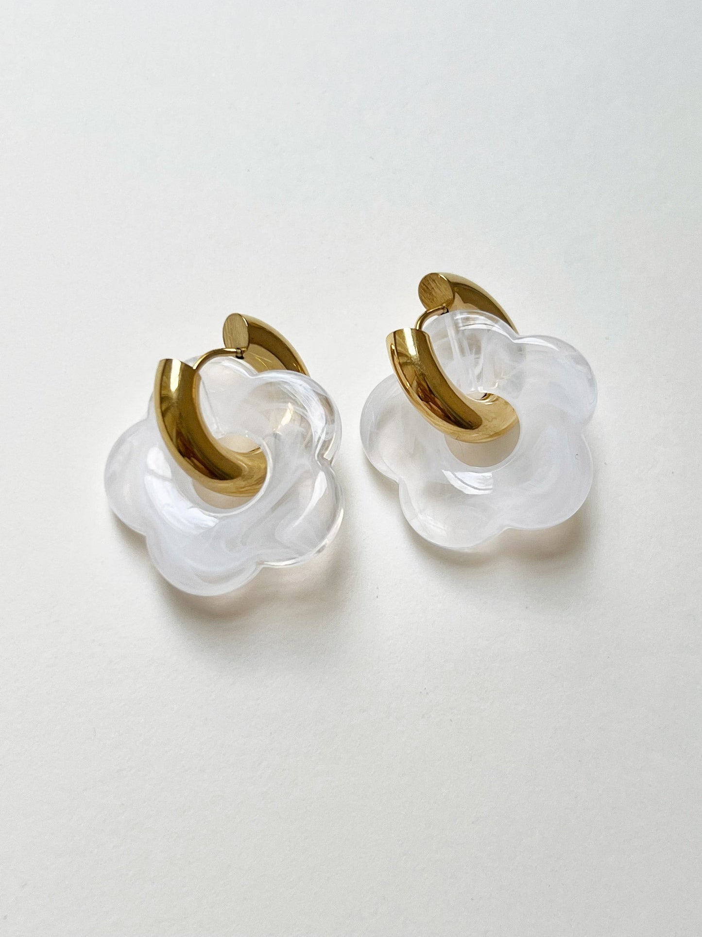 Créoles donut blanches avec pendentif fleur