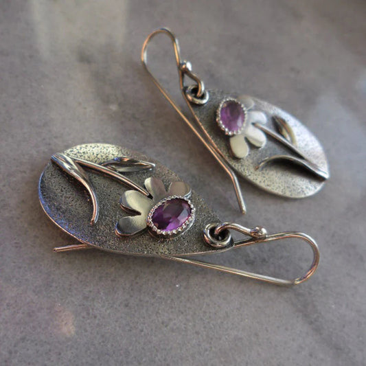 Pam – Boucles d'Oreilles Rétro avec Design Floral en Relief
