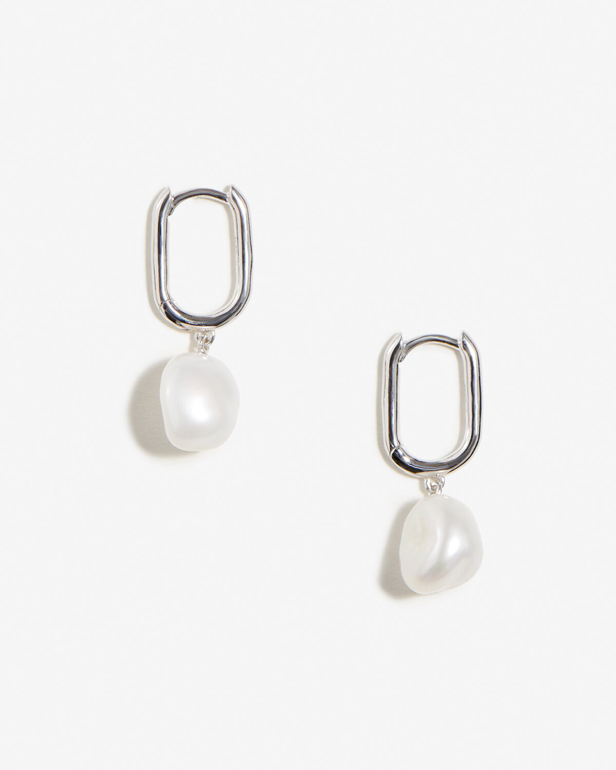 Esme - Boucles d'oreilles créoles rectangulaires en argent avec perles