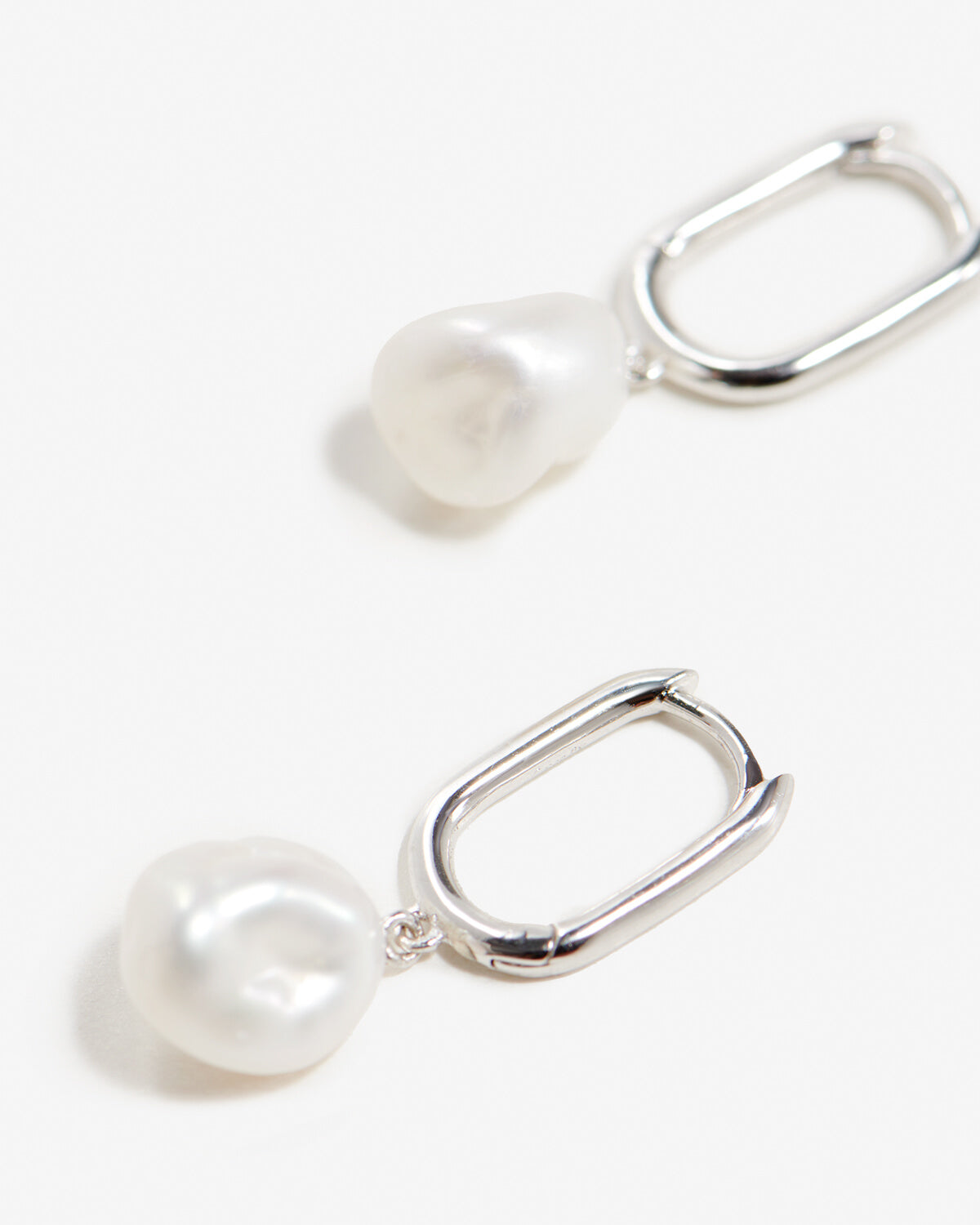 Esme - Boucles d'oreilles créoles rectangulaires en argent avec perles