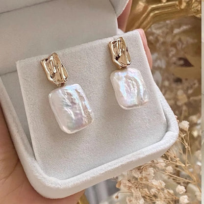 Aiah – Boucles d’Oreilles Dorées avec Perles Baroques Élégantes