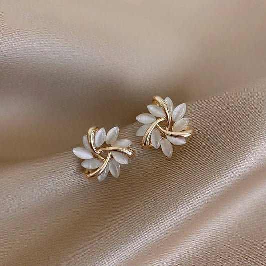 Lyra – Boucles d’oreilles clous dorés en cercle avec pétales d’opale
