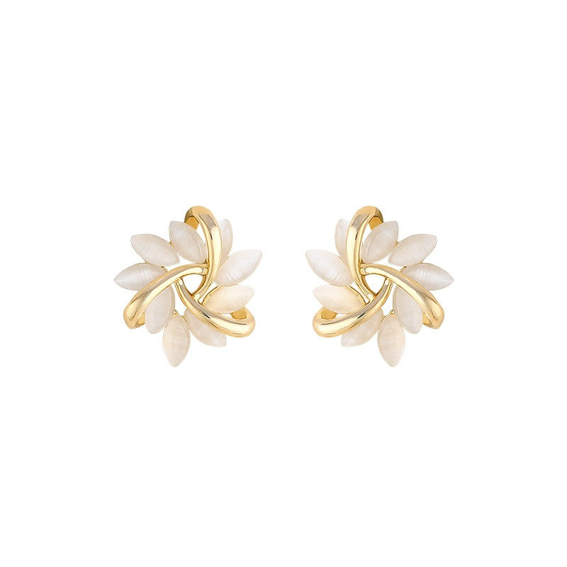 Lyra – Boucles d’oreilles clous dorés en cercle avec pétales d’opale