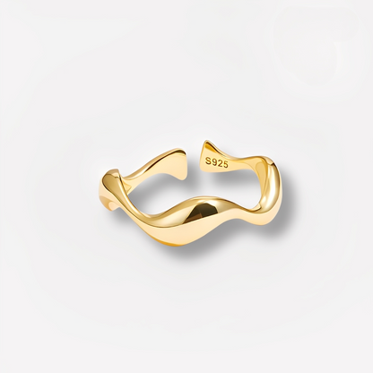 Ariane – Bague Ondulée aux Lignes Naturelles
