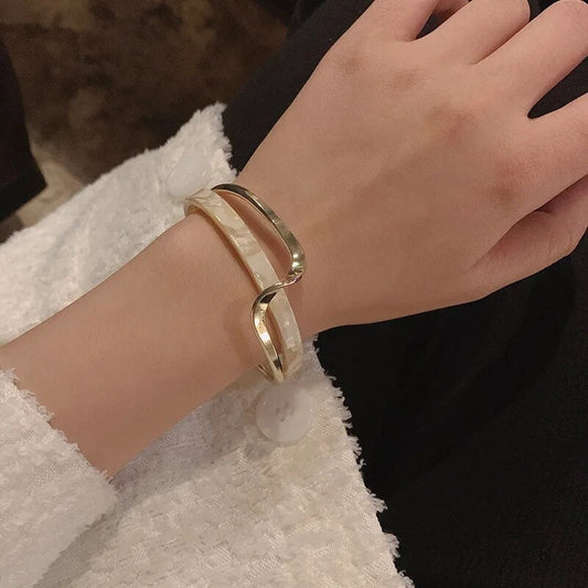 Bracelet Ondulé avec Incrustations de Perles - Bracelet en Or Plaqué 18K
