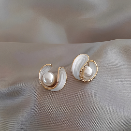 Maku – Boucles d’Oreilles en Opale Blanche et Perles Dorées