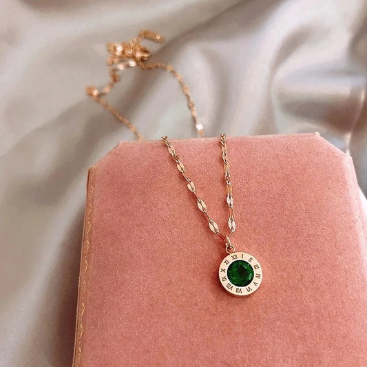 Celestine – Collier doré avec pendentif émeraude