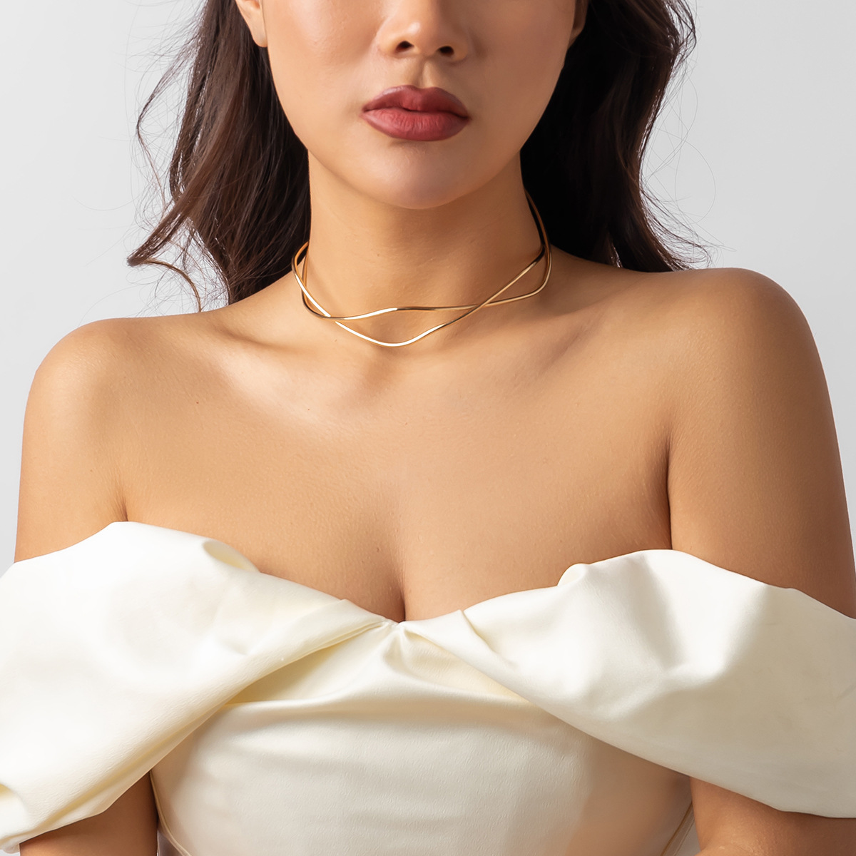 Collier en fil torsadé – Choker moderne au design torsadé