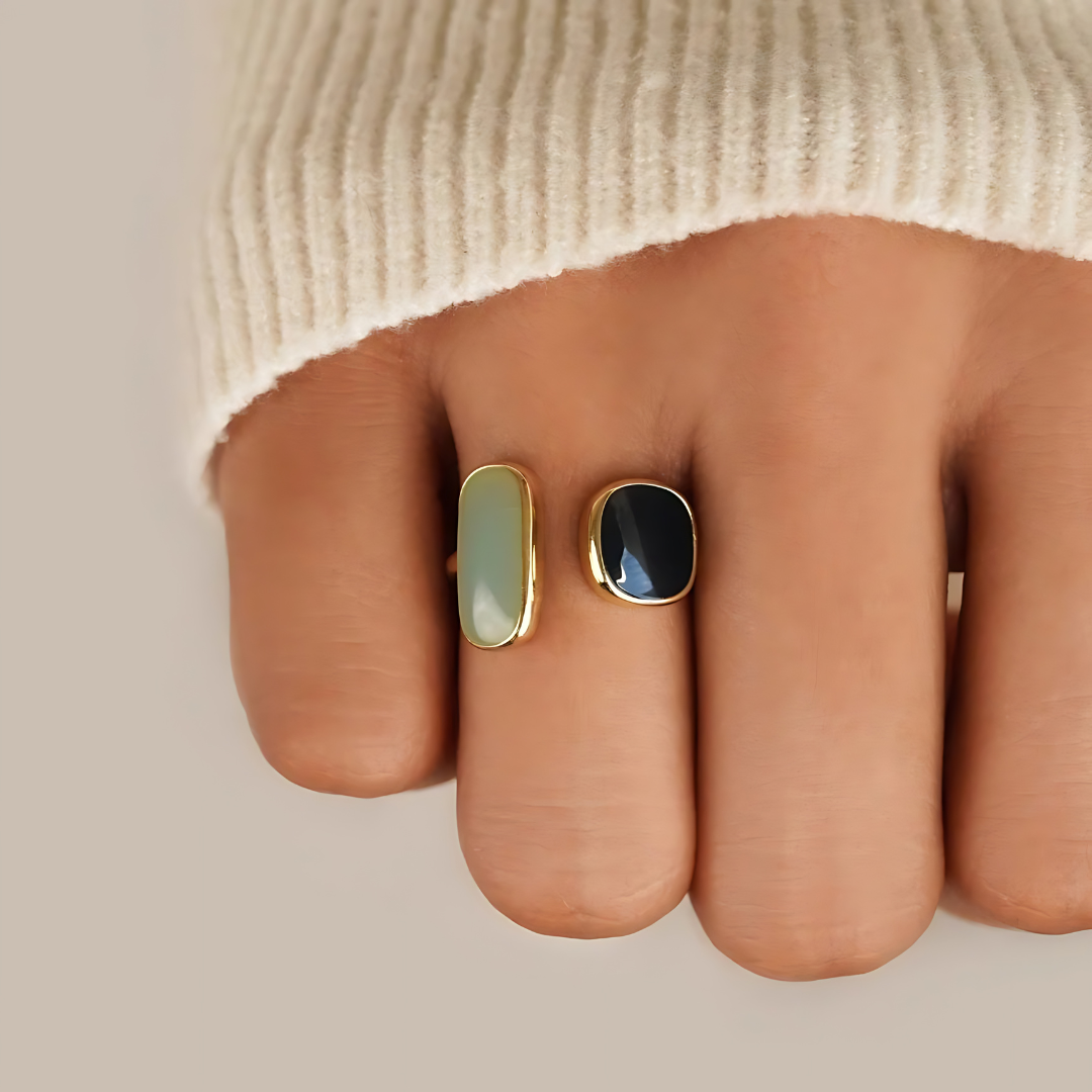 Olympe – Bague Rétro Ouverte Dorée Effet Émaillé