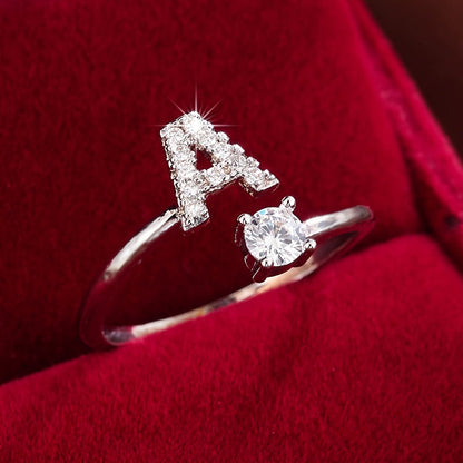Nova – Bague Moderne Ouverte avec Initiale et Cubic Zirconia