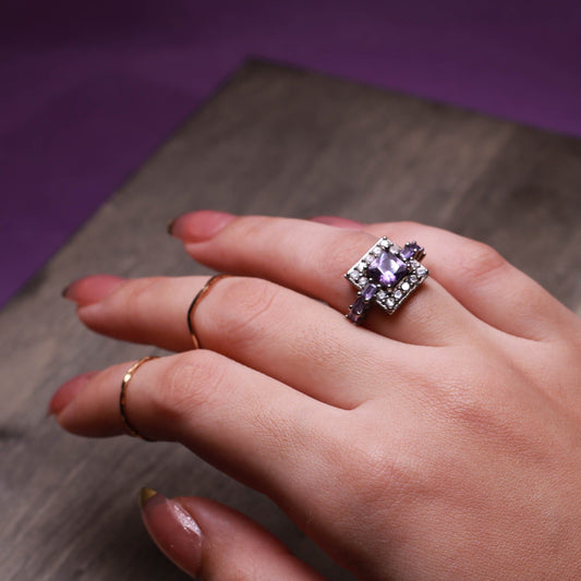 Lyra – Bague Carrée en Améthyste Cristal