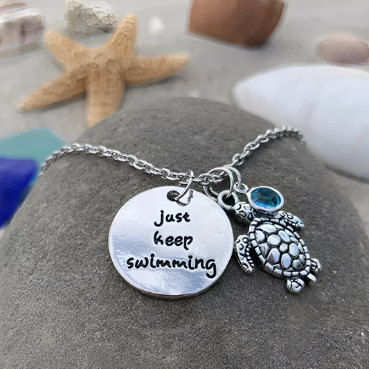 Felia – Collier Tortue Argent Gravé Keep Swimming