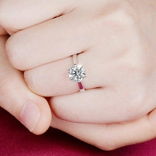 Ashley – Bague de Mariage Élégante en Diamant Simulé