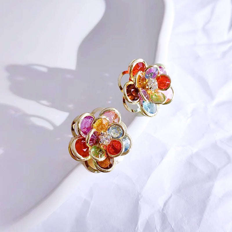 Narella – Boucles d’Oreilles Fleur Artisanale en Cristaux Colorés
