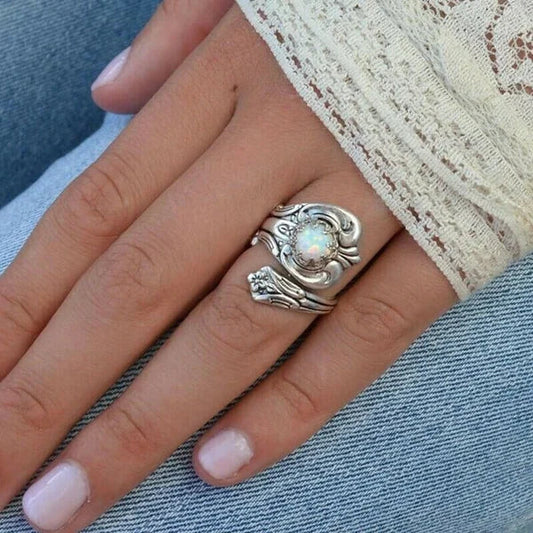 Maelle – Bague Cuillère Ajustable en Opale Blanche