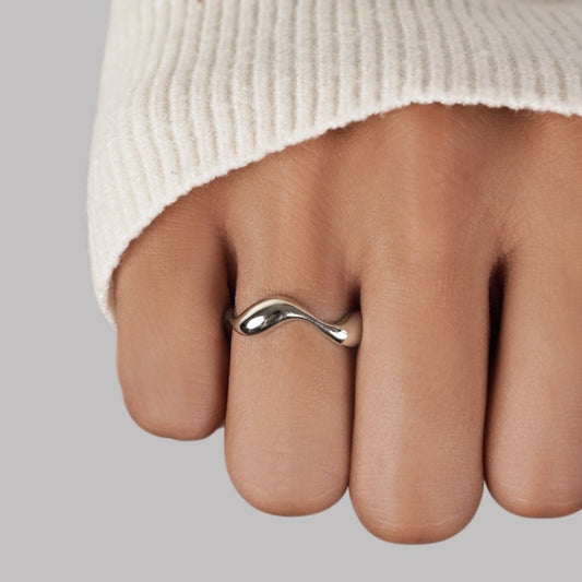 Ondine – Bague Minimaliste Ondulée