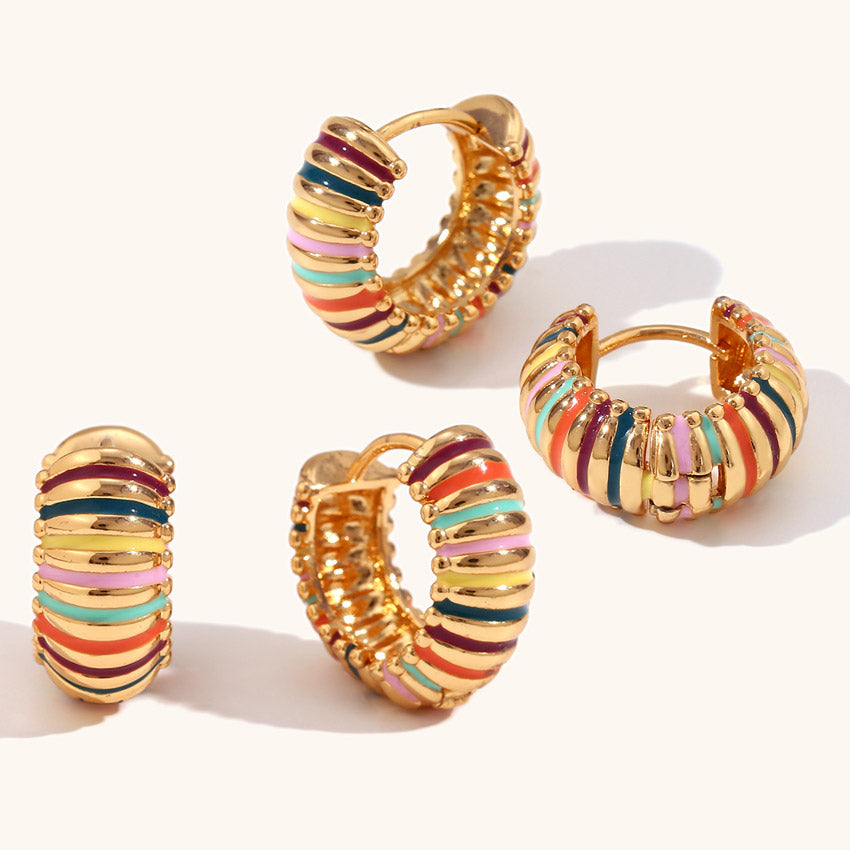 Chelsea – Créoles Dorées à Rayures Arc-en-Ciel