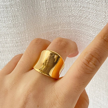 Athena – Bague Dorée Élégante