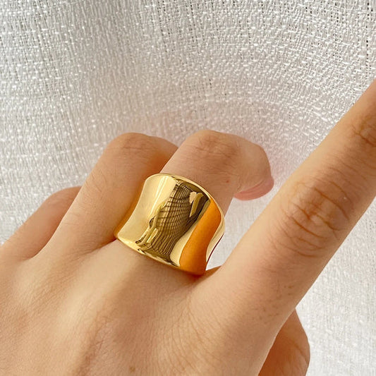 Athena – Bague Dorée Élégante