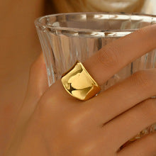 Athena – Bague Dorée Élégante