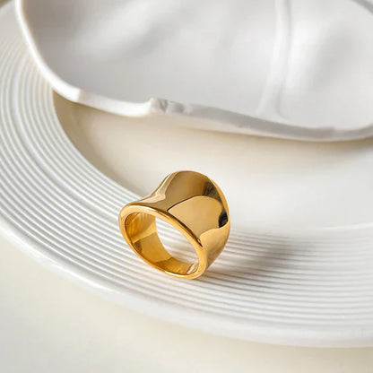 Athena – Bague Dorée Élégante