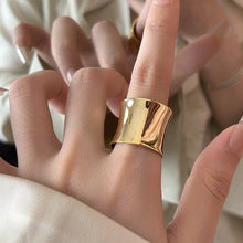 Athena – Bague Dorée Élégante