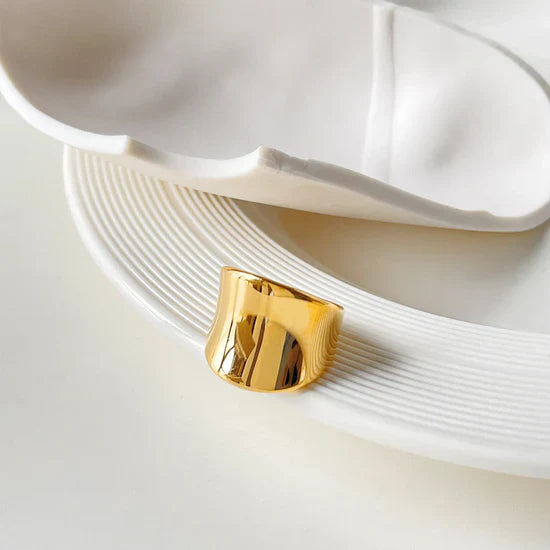 Athena – Bague Dorée Élégante