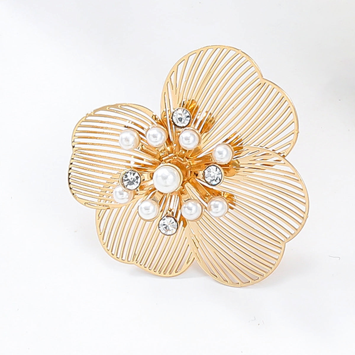 Jane – Boucles d'oreilles Fleur Gravée avec Perle