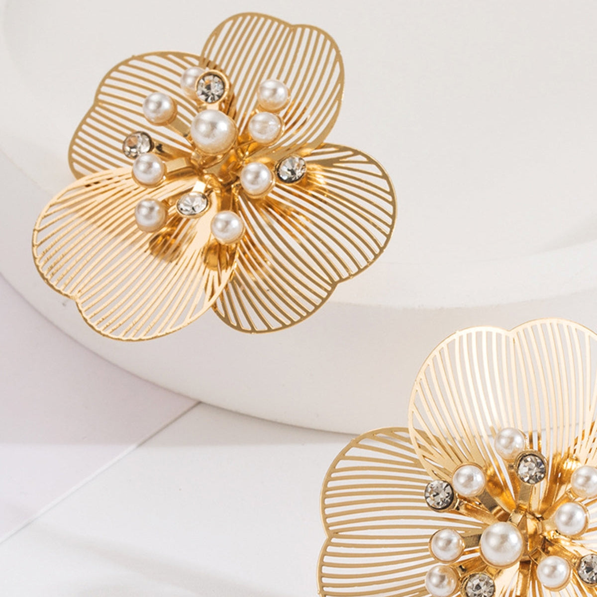 Jane – Boucles d'oreilles Fleur Gravée avec Perle