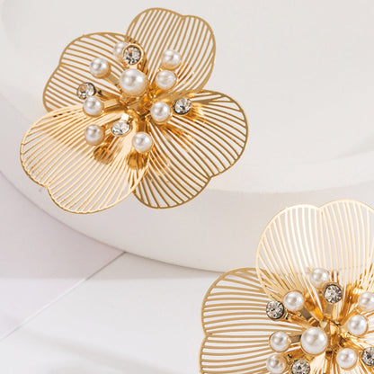 Jane – Boucles d'oreilles Fleur Gravée avec Perle