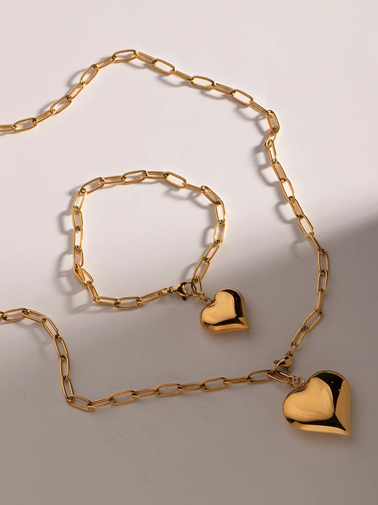 Babette – Collier Chaîne Paperclip avec Cœurs Dorés